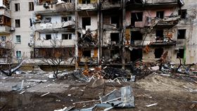 俄羅斯在烏克蘭基輔對烏克蘭發動大規模軍事行動後，看到一棟受損的住宅樓。（圖／路透社／達志影像）