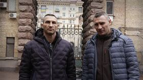 ▲烏克蘭基輔市長克里契科(右)和弟弟瓦拉基米爾(左)皆是世界重量級「博士拳王」。（圖／翻攝自克里契科個人官方IG）