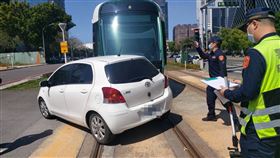 輕軌,車禍,自小客,違規右轉