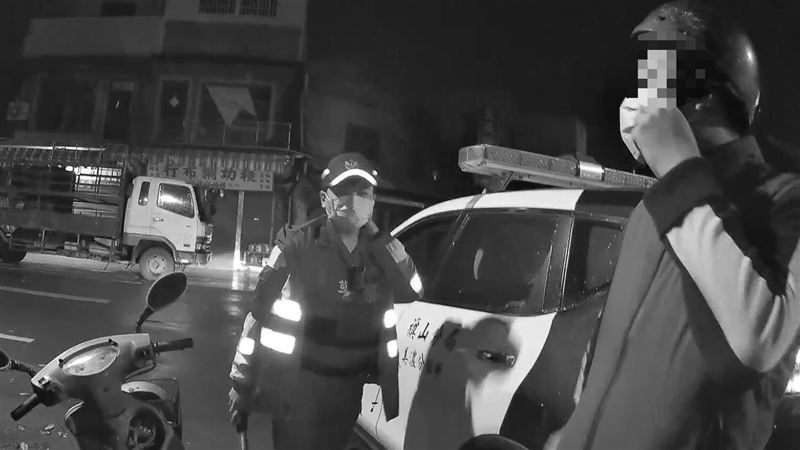 他被通緝還想當暖男　然後就徹底失敗