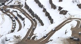 ▲傾卸車排隊將載運的雪卸下，許多堆雪場因容雪量滿而關閉。（圖／美聯社／達志影像）