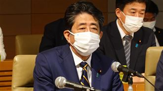 安倍來台自行搭小黃去吃飯！他被罵翻