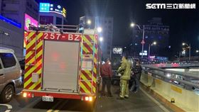 基隆市消防局水箱車出勤時不慎追撞前方轎車。（圖／翻攝畫面）