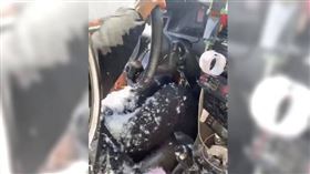 ▲女乘客上車後羽絨外套突然爆炸，羽絨還沾的司機滿身都是。（圖／翻攝自搜狐新聞）