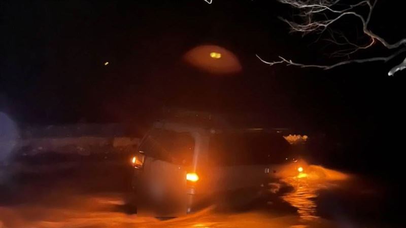 開車溯溪慘卡河床　警消人車摸黑搶救