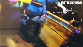 酒駕男突然拿出武士刀揮砍國道警方。（圖／翻攝畫面）