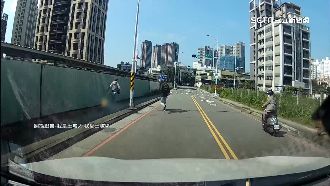 光天化日偷包！正義哥百米追夾腳拖賊