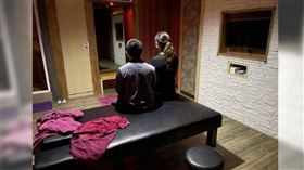 ▲台南市上班族阿強在上班時間開小差，到附近的按摩店想放鬆，卻遇上警方掃黃，讓他尷尬不已。（圖／翻攝畫面）