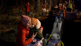 烏克蘭難民前往各國逃難。（圖／美聯社／達志影像）