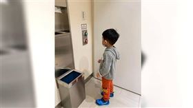 ▲兒見邪惡按鈕手癢狂喊：要按囉，名醫爸秒崩潰。（圖／翻攝自柚子醫師的育兒診療室 - Dr.陳木榮醫師臉書）