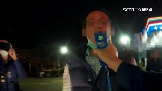 闖紅燈被抓！駕駛哭求警：罰單好貴喔