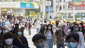 228連假最後一天  民眾逛西門町（1）228連假最後一天，台北市天氣晴朗，許多民眾28日前往西門町逛街。中央社記者徐肇昌攝  111年2月28日