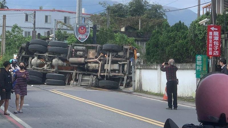 新／水泥車疑爆胎！失控側翻撞派出所