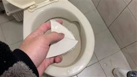 手機,馬桶,刷牙,3310,Nokia,iPhone xs。(圖/翻攝自爆廢公社二館)