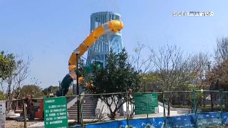 溜滑梯未完工　工人竟邀外送員試溜