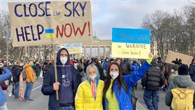 柏林民眾反俄示威 身穿黃藍衣聲援烏克蘭柏林27日出現示威，抗議俄羅斯入侵烏克蘭，有民眾穿黃、藍衣舉標語聲援烏克蘭。中央社記者林育立柏林攝  111年2月28日