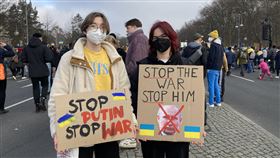 柏林示威 反對俄羅斯入侵烏克蘭柏林民眾27日舉標語籲阻止俄國總統蒲亭發動的戰爭。中央社記者林育立柏林攝  111年2月28日