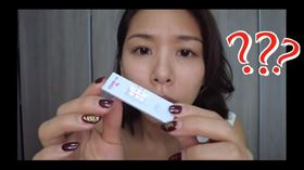 米奇原本開心秀出剛快篩的試劑，沒想到出現2條線。（圖／翻攝自YouTube）