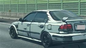 一名方姓網友近日在臉書【爆廢公社二館】貼照發文寫下「行走的漫畫」！（圖／翻攝自爆廢公社二館）