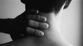 醫師提醒，如果在脖子附近摸到不明腫塊就要注意觀察腫塊的變化。（示意圖／Unsplash）