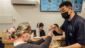 全聯先生邱彥翔至阿榮師啤酒鴨中正店擔任一日店長。圖／嘉義市政府/阿榮師啤酒鴨提供