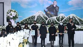 明金成靈前。（記者邱榮吉攝影