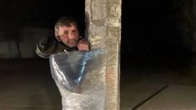 俄羅斯士兵被俘，慘遭「脫褲懶」綁電線桿。（圖/翻攝自journalist Rohtash Malethia Twitter）