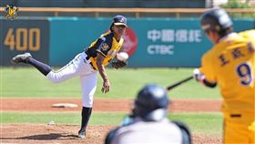 兄弟隊內賽余謙好投中職中信兄弟隊連兩天在中國信託公益園區安排隊內黃白戰，兄弟白隊先發投手余謙（圖）28日出賽狀況不錯，投2局僅被敲出1支安打，投出1次三振、沒有保送，無失分、飆出全場最快147公里。（中信兄弟提供）中央社記者謝靜雯傳真  111年2月28日