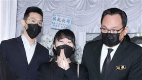 明金成遺孀向外界致意。（圖／記者邱榮吉攝影）
