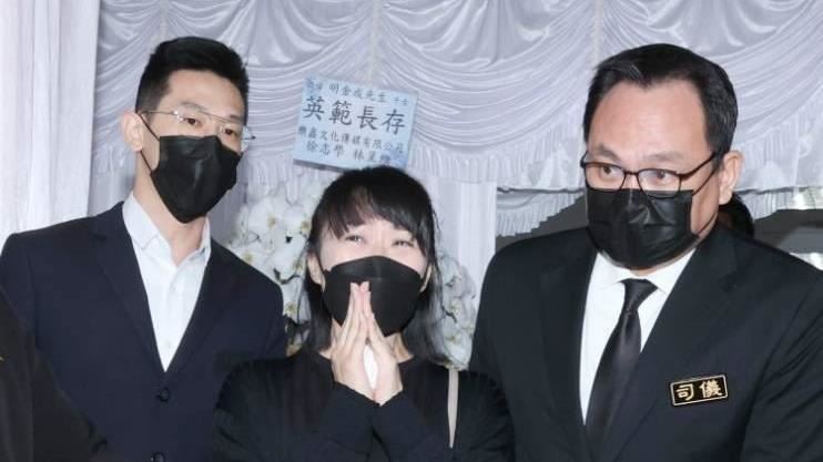 慟別亡夫明金成　遺孀忍淚鞠躬發聲