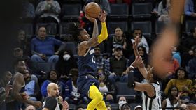 ▲莫蘭特（Ja Morant）0.4秒投進壓哨球。（圖／路透社／達志影像）