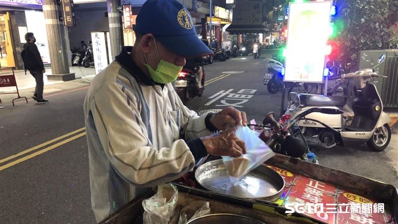 76歲伯騎單車賣麥芽餅　扛養家重擔