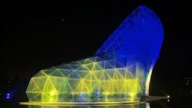 ▲高跟鞋教堂以點燈表達對烏國民眾的敬意。（圖／嘉義縣政府提供）