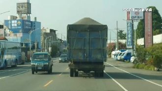 嘸加蓋「米糠隨風撒」　貨車駕駛觸法