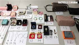 陳男潛入文山區民宅行竊，一舉得手金飾、名錶及精品包等證物。（圖／翻攝畫面）