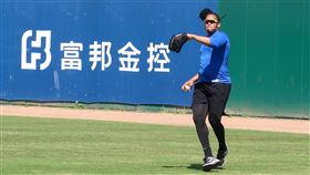 ▲Xavier Batista（霸帝士）自主管理期間在新莊球場自主訓練。（圖／富邦悍將球團提供）