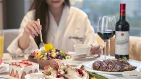 台北寒舍艾美酒店酒店「饗樂假期」住房專案。在舒適雅緻的房間內，一邊飽覽都會美景，一邊享受豪華的客房餐飲。（圖／旅宿業者提供）