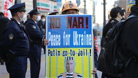 俄羅斯侵略烏克蘭 日本人看不下去日本民眾很少上街示威抗議，但看到烏克蘭遭受俄羅斯侵略，有些民眾認為一定要站出來表達反戰心聲，痛斥俄羅斯侵略他國。圖為駐日俄羅斯大使館附近。中央社記者楊明珠東京攝 111年2月27日