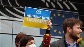 歐洲議會聲援烏克蘭 高舉支持標語 歐洲議會3月1日舉行聲援烏克蘭活動，歐洲議會議員及工作人員高舉支持烏克蘭標語。中央社記者唐佩君攝 111年3月2日