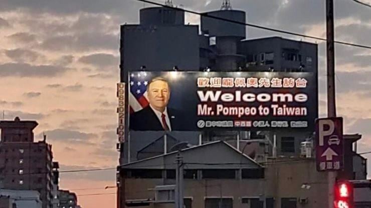 台中里長高掛看板迎接　蓬佩奧親回應