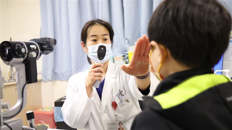 視訊上課近視翻倍　角膜塑形片救視力