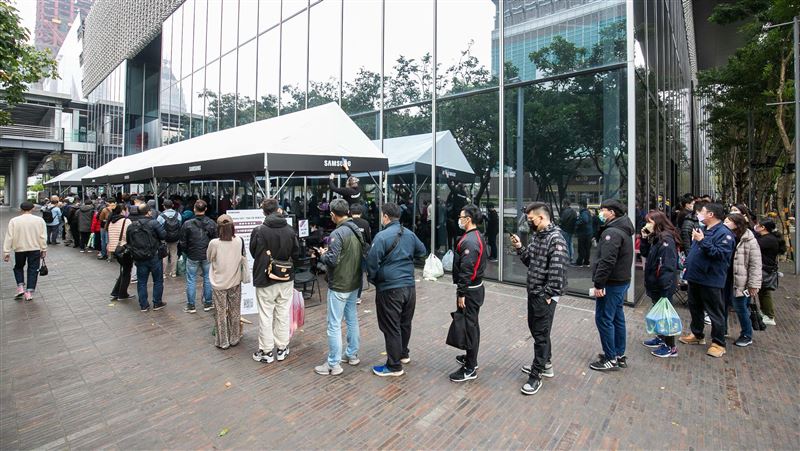 S22取貨爆人潮！頭香5天前就來排