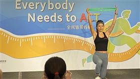 健身教練網紅「Hana 」教民眾在家運用呼拉圈就能運動。（圖／記者簡浩正攝影）