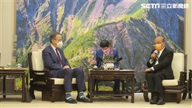行政院長蘇貞昌2日接見美國總統拜登所指派前參謀首長聯席會議主席穆倫（Michael Glenn Mullen）率領的跨黨派資深代表團。（圖／記者盧素梅攝影)