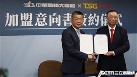 ▲中華職棒大聯盟會長蔡其昌和台灣鋼鐵集團會長謝裕民簽署意向書，成為中職第6隊。（圖／記者劉彥池攝影）