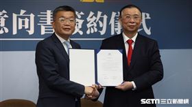 ▲中華職棒大聯盟會長蔡其昌和台灣鋼鐵集團會長謝裕民簽署意向書，成為中職第6隊。（圖／記者劉彥池攝影）