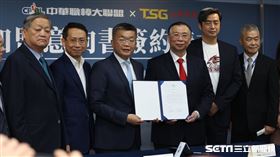 ▲中華職棒大聯盟會長蔡其昌和台灣鋼鐵集團會長謝裕民簽署意向書，成為中職第6隊。（圖／記者劉彥池攝影）