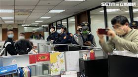 邱于芸報警,警方進入台開協搜公司大小章、金鑰。（圖／現場人士提供）