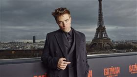 《蝙蝠俠》「蝙蝠俠」羅伯帕汀森（Robert Pattinson）、「貓女」柔伊克萊維茲。（圖／華納兄弟提供）