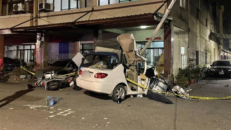 女失控撞燈桿斷腿！愛車成廢鐵畫面曝